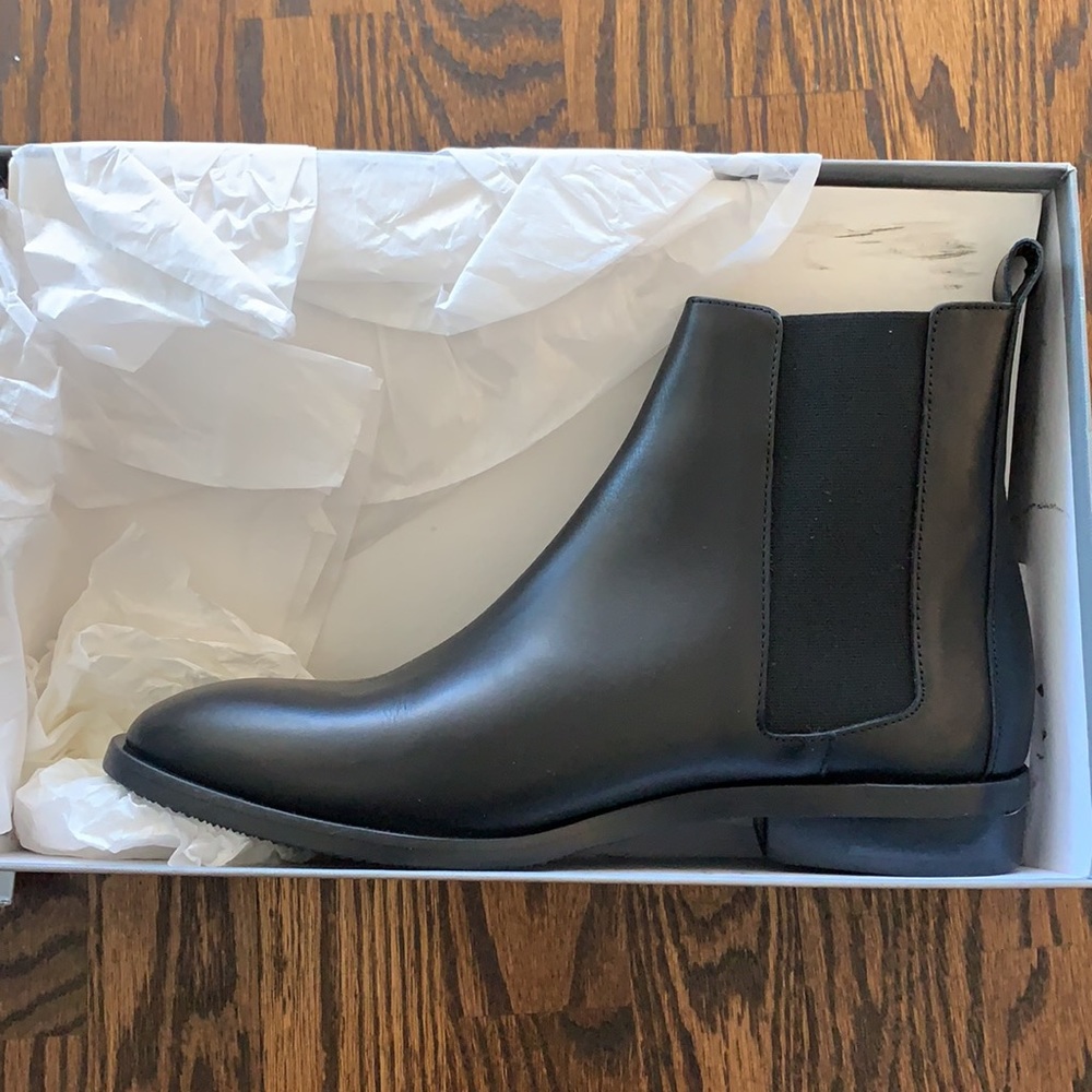 Everlane black leather Chelsea booties